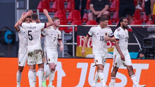 Футболисты сборной Бельгии радуются забитому голу