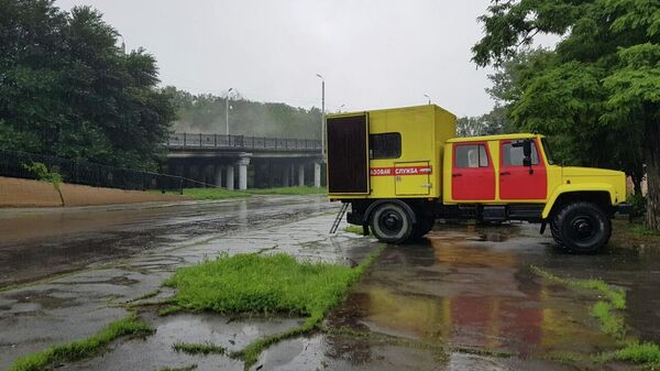 Газовая служба на месте взрыва на газопроводе в Луганске