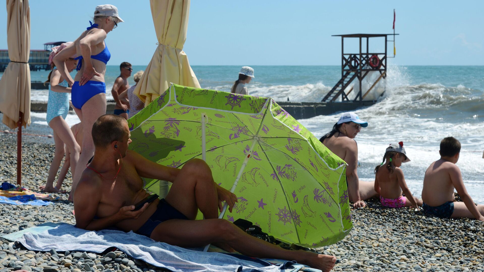 Отдыхающие на пляже в Сочи - РИА Новости, 1920, 31.08.2021