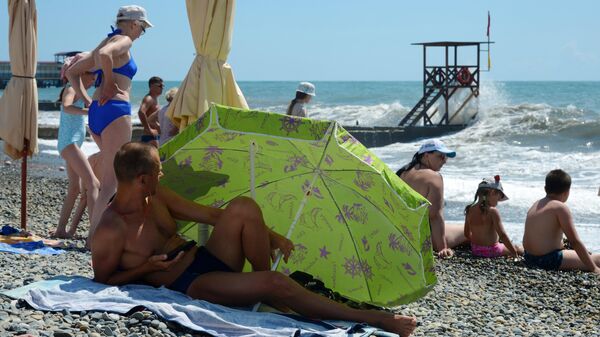 Отдыхающие на пляже в Сочи