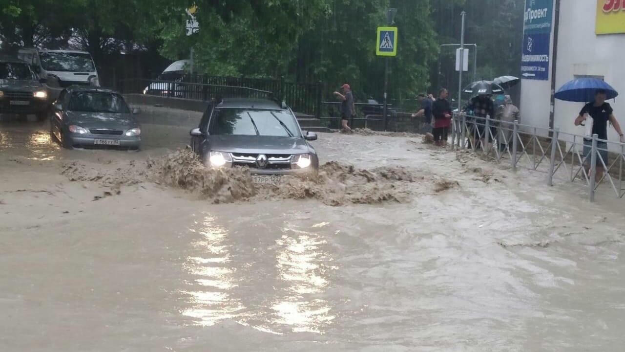 В Ялте ввели режим ЧС из-за сильных дождей - РИА Новости, 18.06.2021