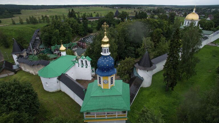 Святые врата и Петровская башня Свято-Успенского Псково-Печерского монастыря в городе Печоры Псковской области