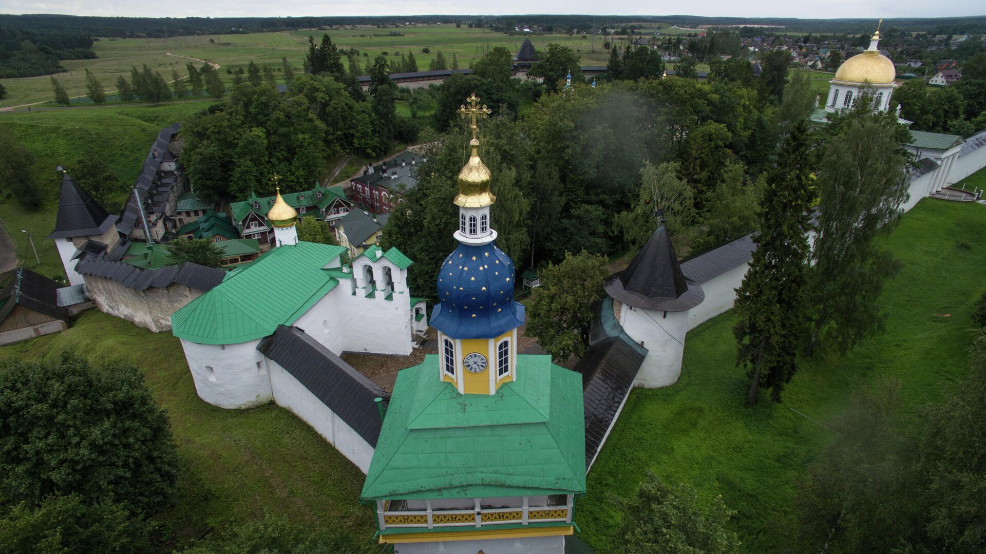 Святые врата и Петровская башня Свято-Успенского Псково-Печерского монастыря в городе Печоры Псковской области - РИА Новости, 1920, 11.10.2023