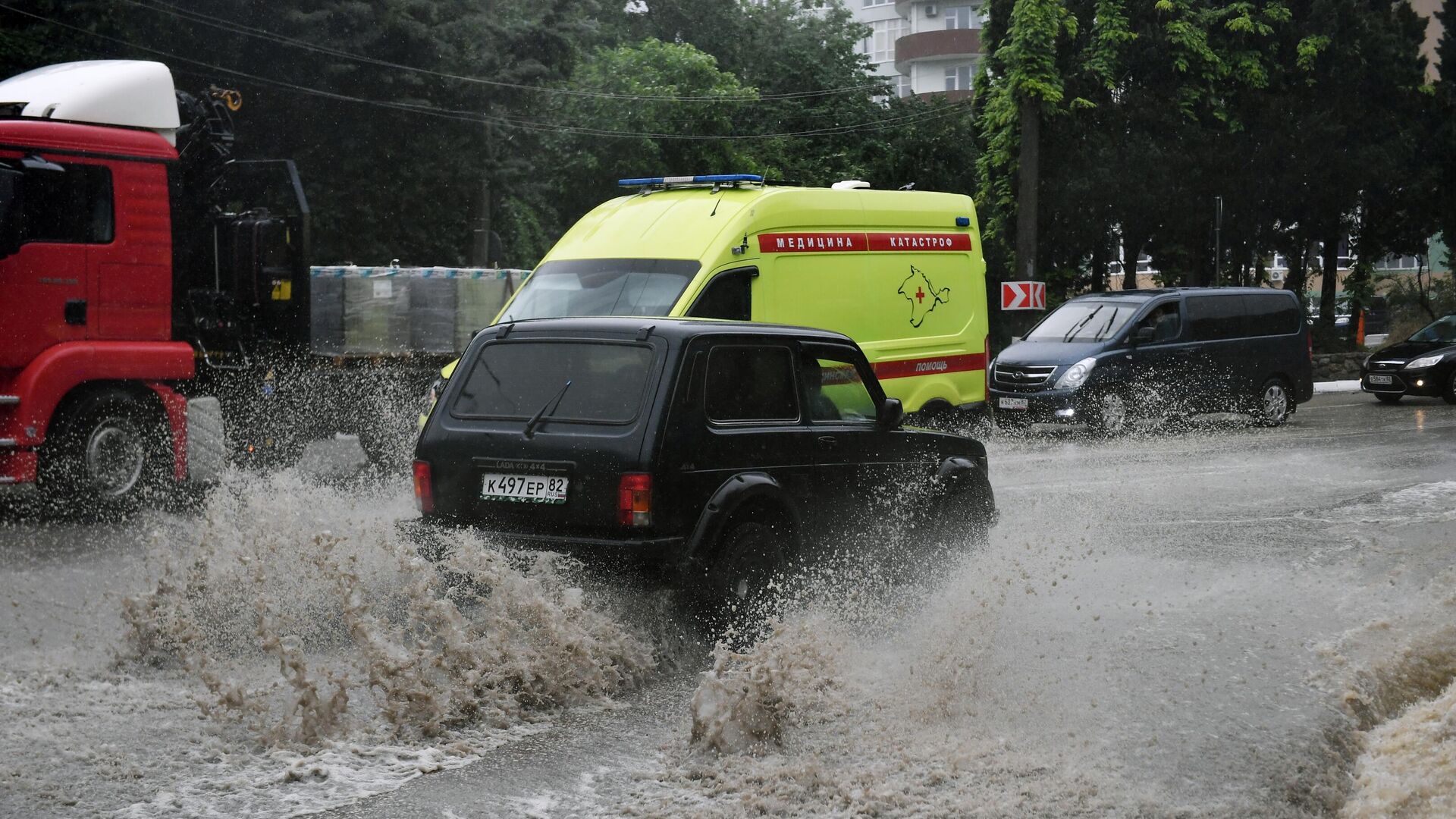 Автомобильное движение на одной из улиц Ялты. В Крыму прошли сильные дожди, вызвавшие подтопления - РИА Новости, 1920, 19.06.2021