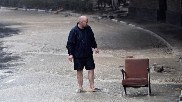 Мужчина на одной из улиц Ялты. В Крыму прошли сильные дожди, вызвавшие подтопления