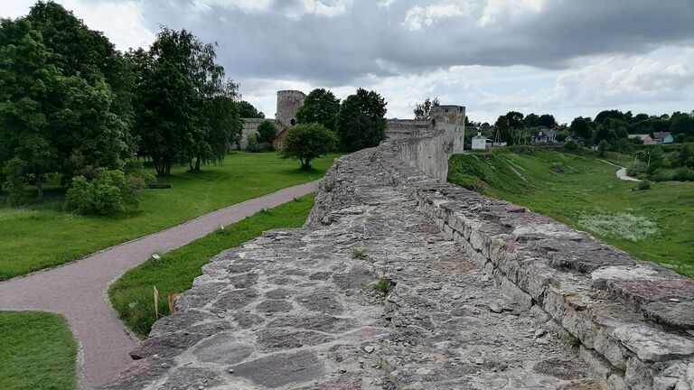 Крепостная стена в Изборске