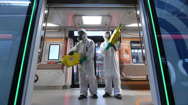 Сотрудники метрополитена проводят дезинфекцию вагонов московского метро в депо Красная Пресня