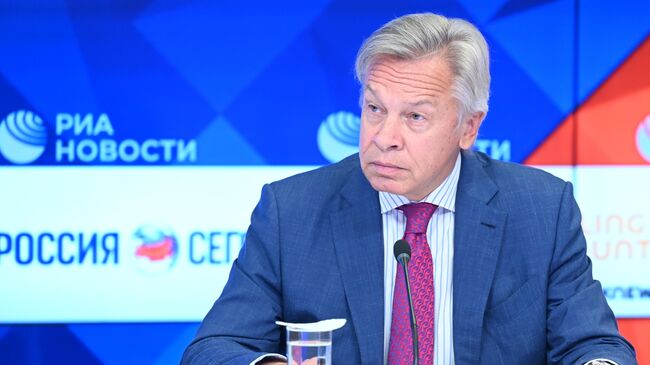 Сенатор Алексей Пушков во время онлайн-брифинга в ММПЦ МИА Россия сегодня