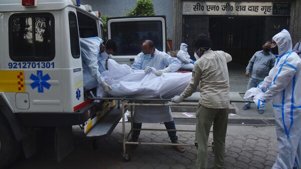 Медицинские работники транспортируют мертвое тело в Дели