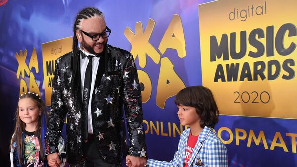 Певец Филипп Киркоров с детьми на церемонии вручения online-премии Жара Music Awards 