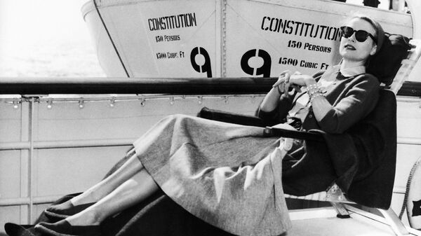 Актриса Грейс Келли загорает на палубе лайнера Конституция СС. 1956 год 