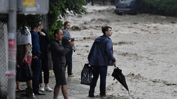 Люди на затопленной улице в Ялте