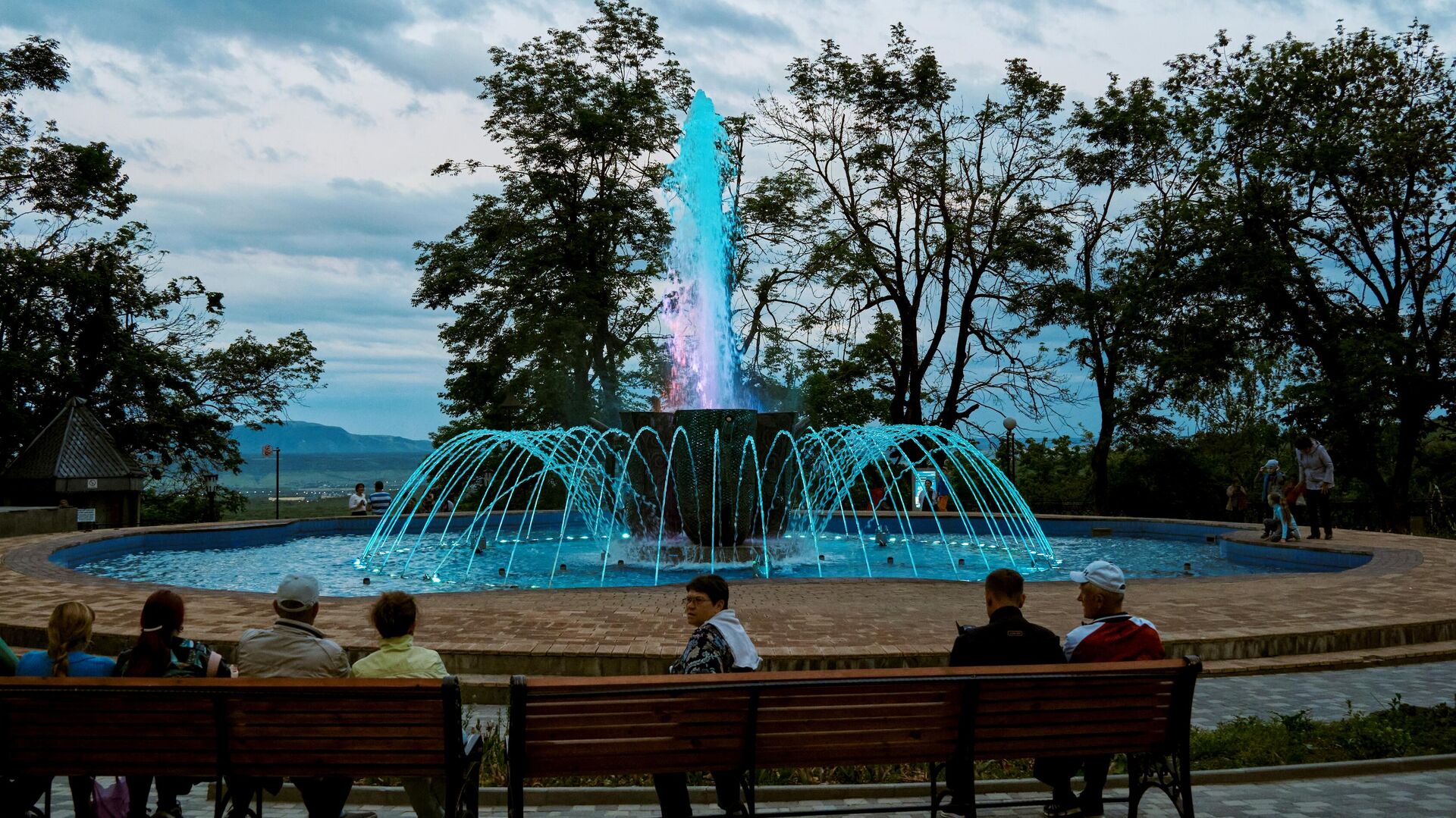 Отдыхающие возле фонтана “Каскад” у Смирновского минерального источника в Лечебном парке в Железноводске - РИА Новости, 1920, 18.06.2021