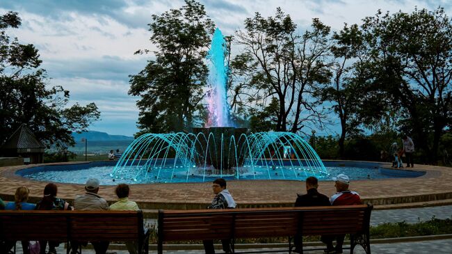 Отдыхающие возле фонтана “Каскад” у Смирновского минерального источника в Лечебном парке в Железноводске