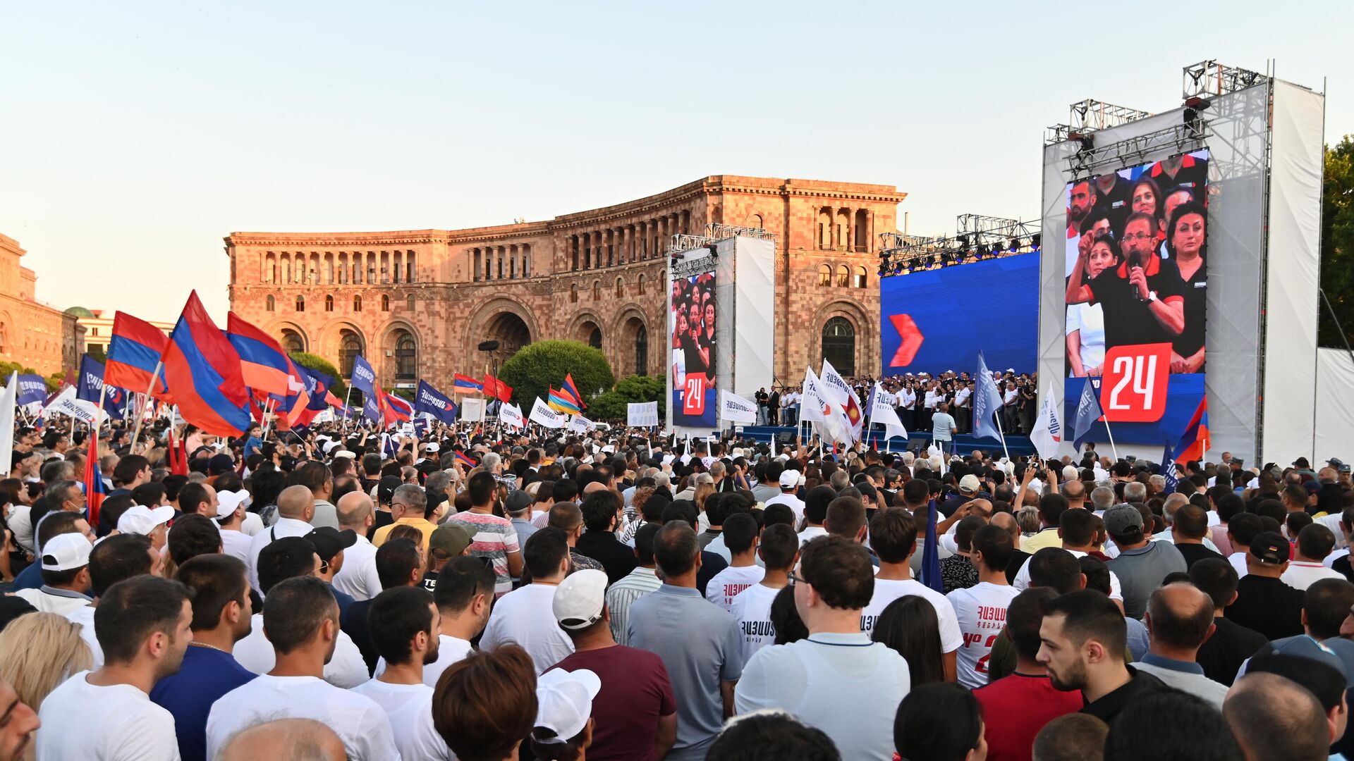 Сторонники оппозиционного блока Айастан во время агитационного митинга на площади Республики в Еревaне - РИА Новости, 1920, 18.06.2021