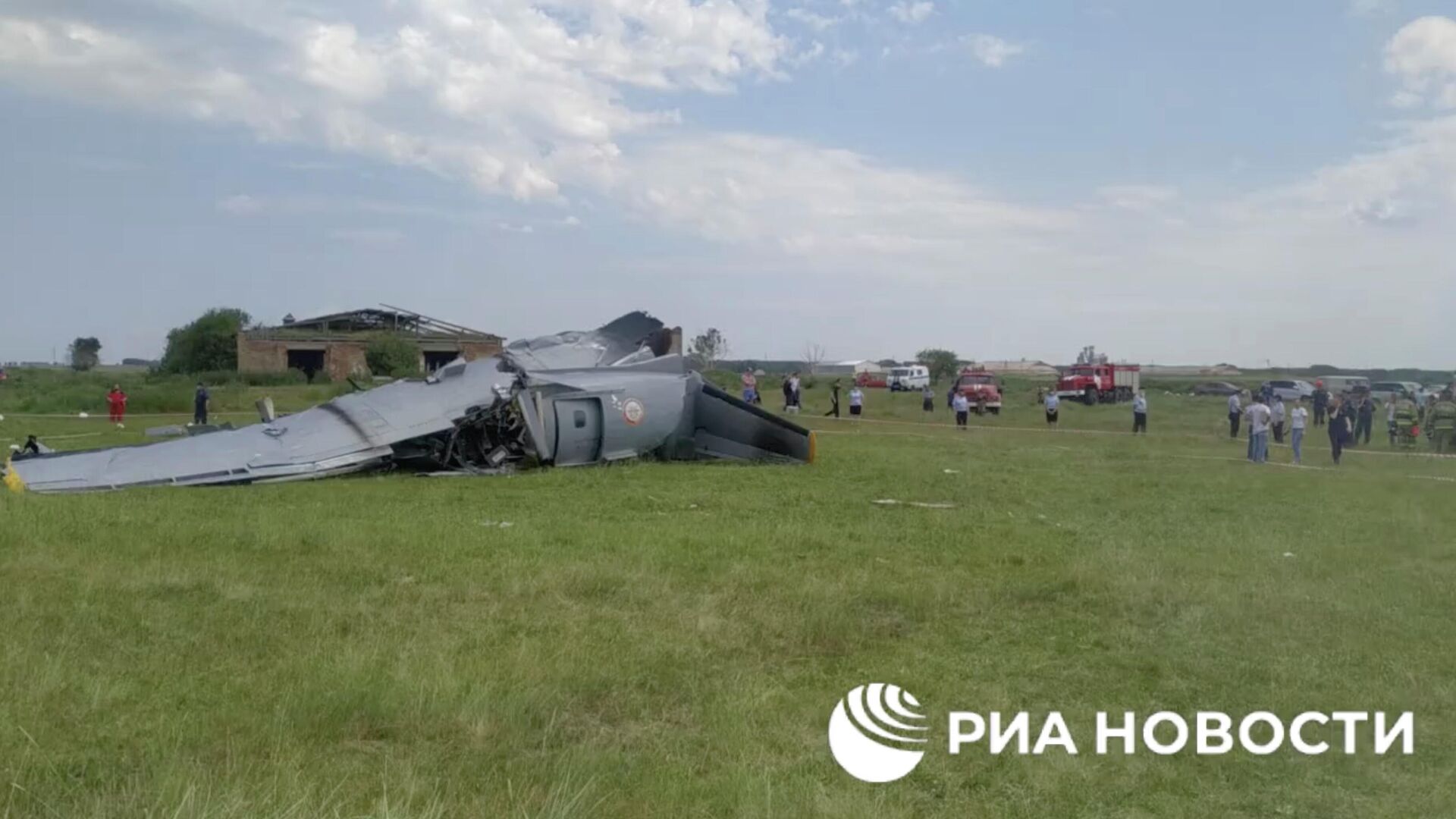 На месте жесткой посадки самолета Л-410 в Кемеровской области. Кадр из видео - РИА Новости, 1920, 19.06.2021