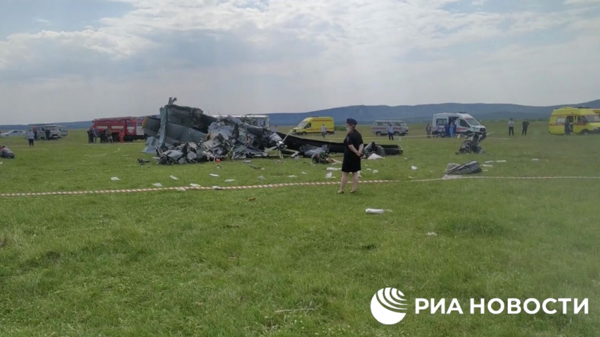 На месте жесткой посадки самолета Л-410 в Кемеровской области. Кадр из видео - РИА Новости, 1920, 19.06.2021