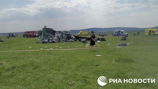 На месте жесткой посадки самолета Л-410 в Кемеровской области. Кадр из видео