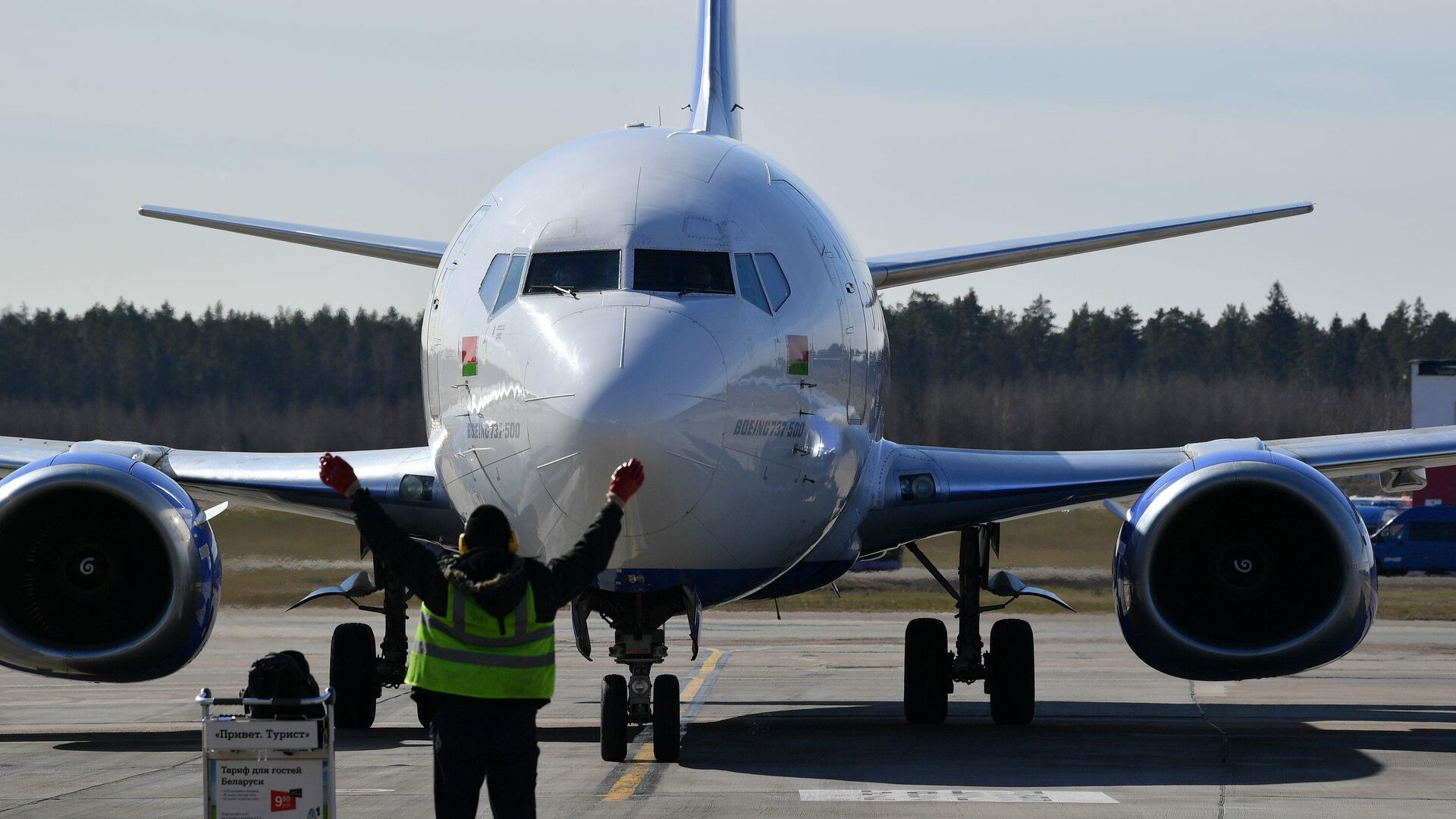 Самолет Boeing 737-500 белорусской авиакомпании Белавиа в национальном аэропорту Минск - РИА Новости, 1920, 26.07.2021