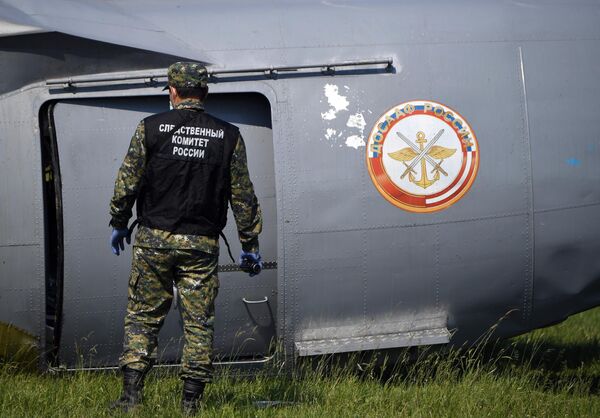 Сотрудник Следственного комитета России на месте крушения самолета Л-410 в Кемеровской области