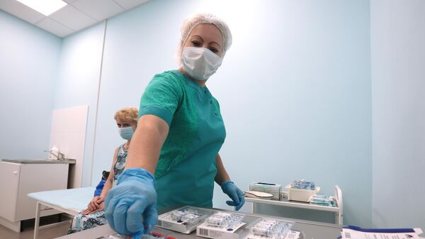Медицинский работник перед началом вакцинации российским препаратом Гам-Ковид-Вак 