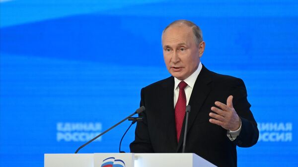 Президент РФ Владимир Путин на пленарном заседании XX Съезда партии Единая Россия