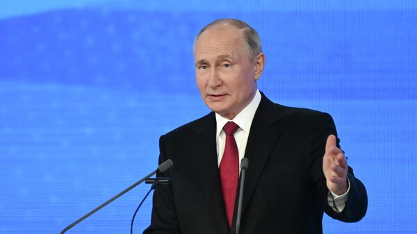 Президент РФ Владимир Путин выступает на пленарном заседании XX Съезда партии Единая Россия