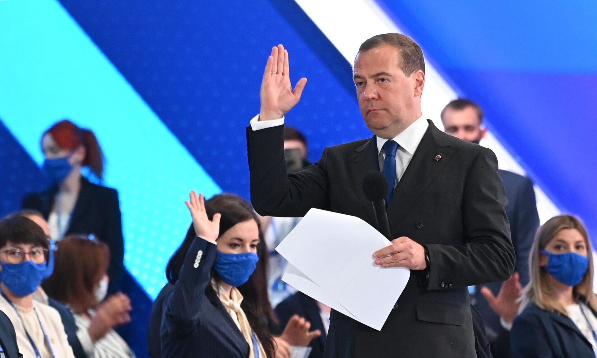 Партия медведева единая россия. Медведев на съезде Единой России 2021.