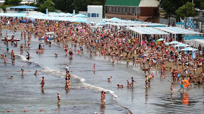 Отдыхающие на одном из пляжей в Анапе