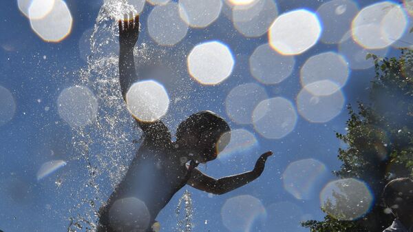 Дети играют в Парке искусств Музеон в Москве в жаркую погоду