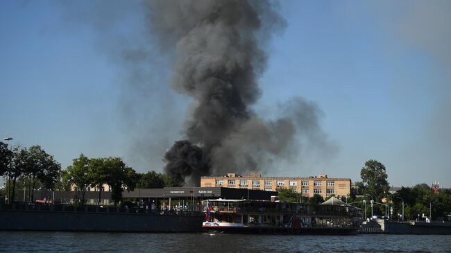 Пожар на Лужнецкой набережной в Москве