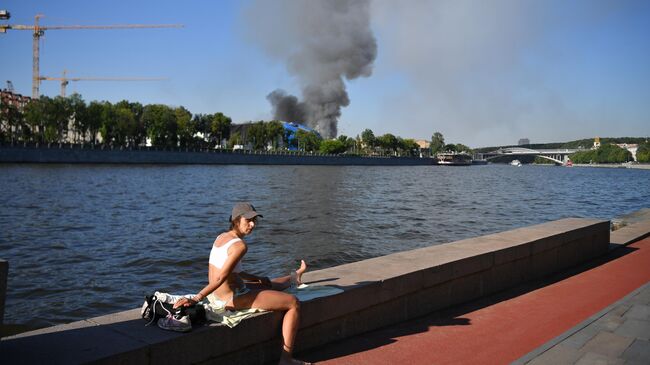 Склад пиротехники горит в Москве