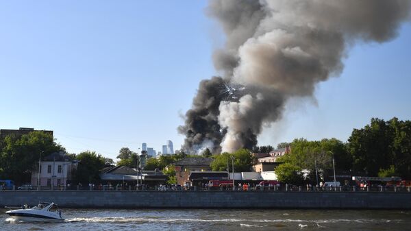 Пожар на Лужнецкой набережной в Москве