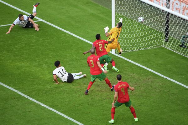 Игровой момент матча Португалия - Германия