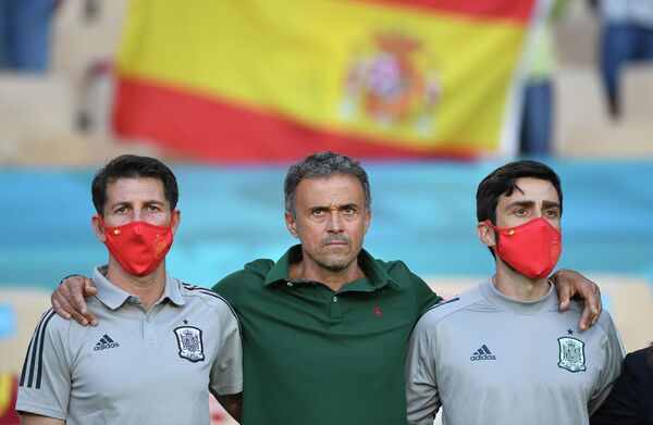 Главный тренер сборной Испании Луис Энрике (в центре)