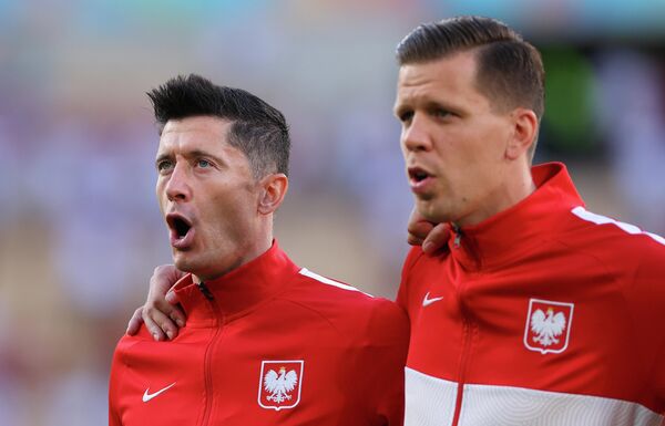 Футболисты сборной Польши Роберт Левандовски (слева) и Войцех Щенсны
