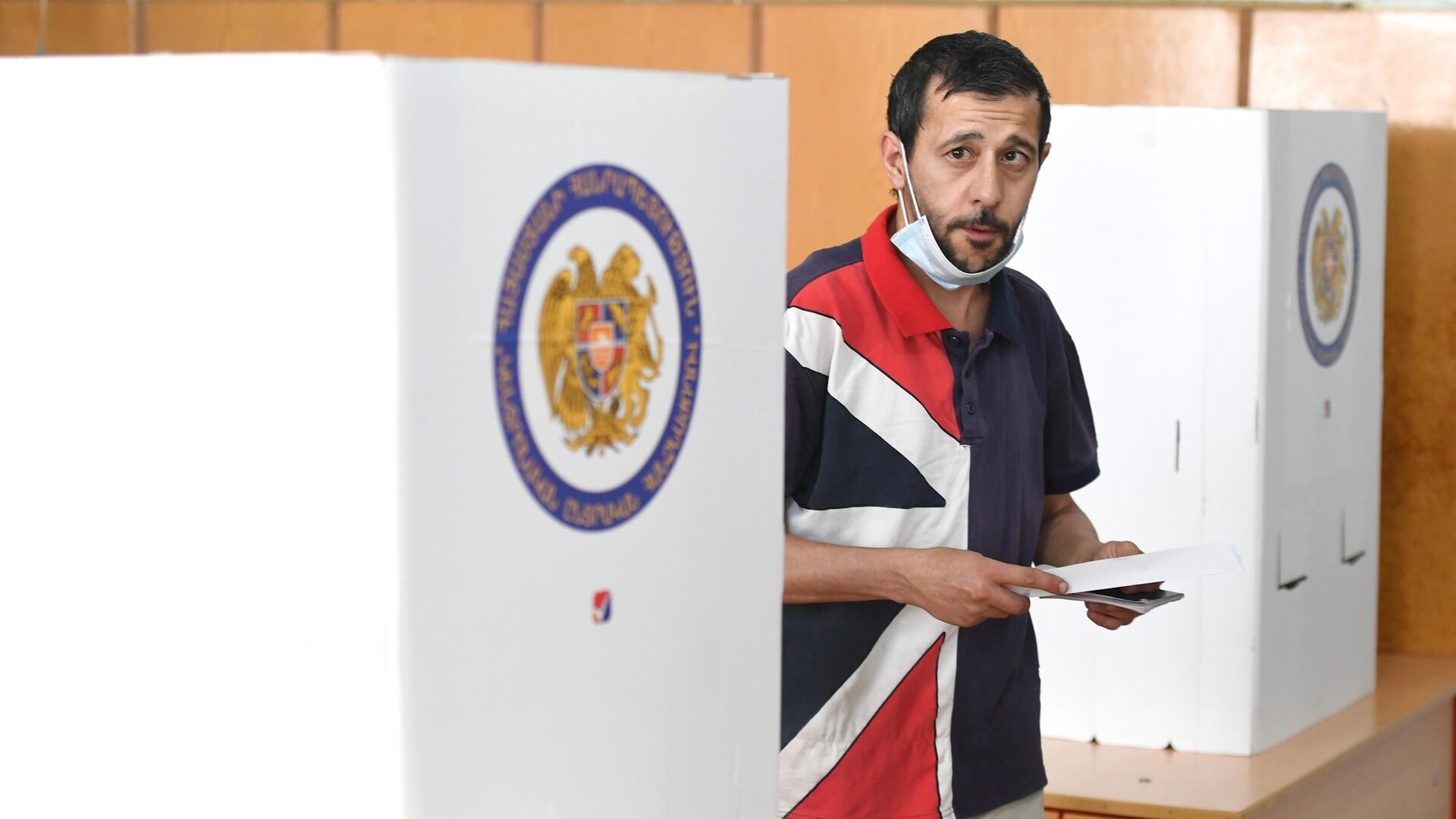 Мужчина на одном из избирательных участков во время досрочных парламентских выборов в Армении - РИА Новости, 1920, 20.06.2021