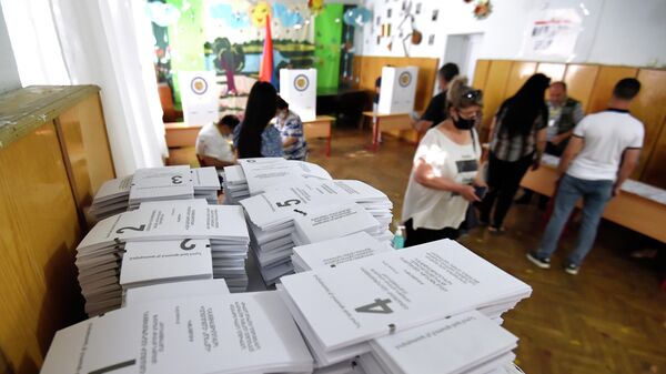 Люди на одном из избирательных участков во время досрочных парламентских выборов в Армении