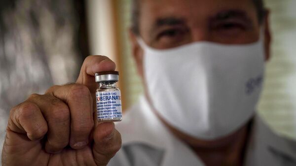 Медицинский работник с кубинской вакциной Soberana 02 