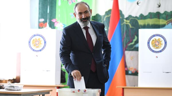Исполняющий обязанности премьер-министра Никол Пашинян в одном из избирательных участков во время досрочных парламентских выборов в Армении