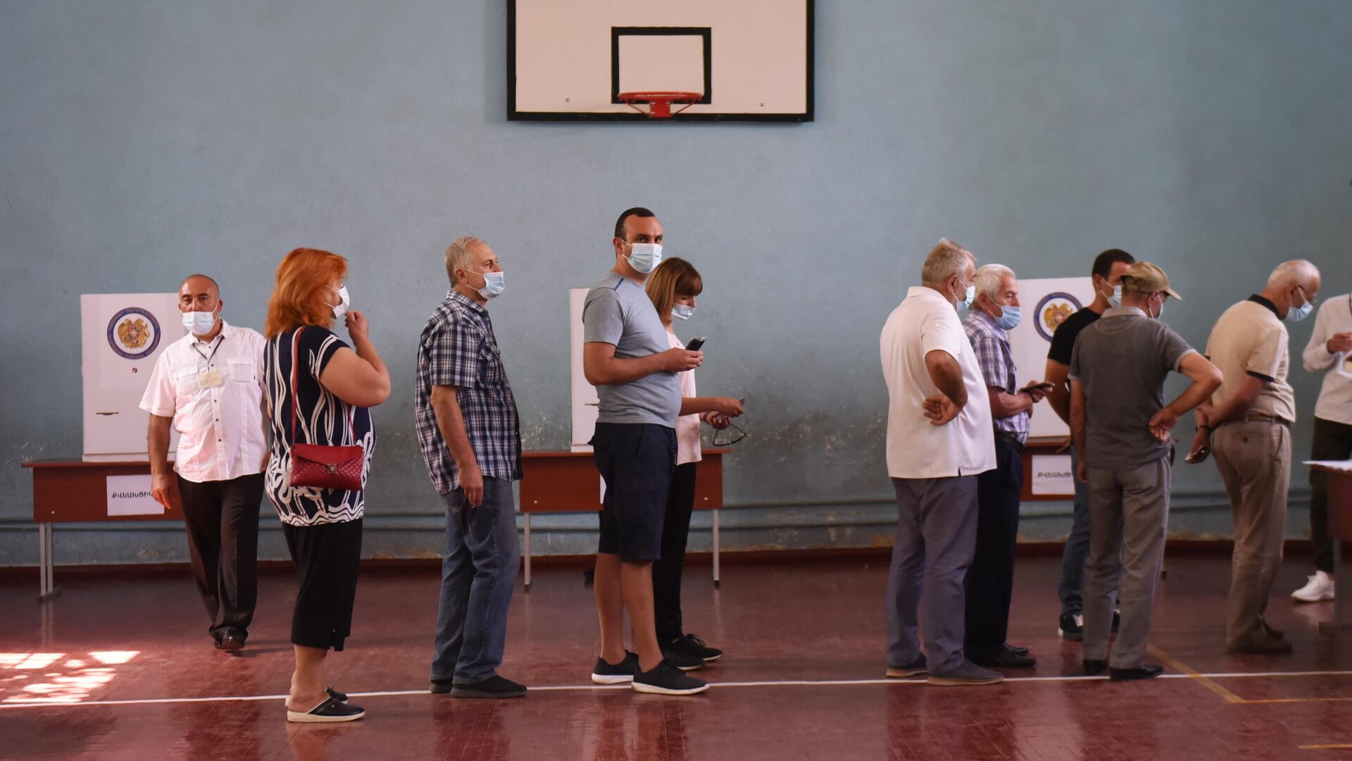 Люди в одном из избирательных участков во время досрочных парламентских выборов в Армении - РИА Новости, 1920, 21.06.2021