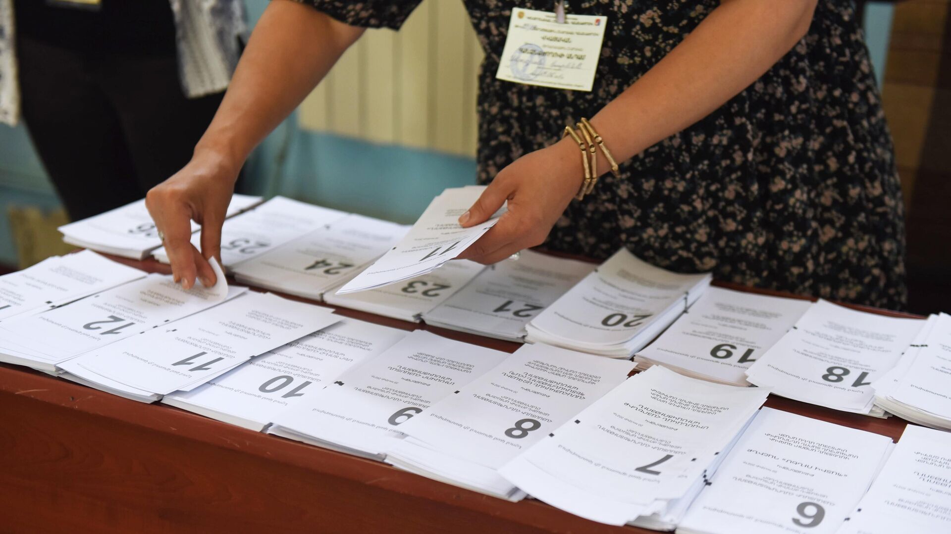 Бюллетени в одном из избирательных участков во время досрочных парламентских выборов в Армении - РИА Новости, 1920, 21.06.2021