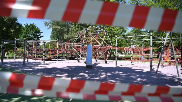 Закрытая из-за эпидемиологической обстановки детская площадка в Парке искусств Музеон 