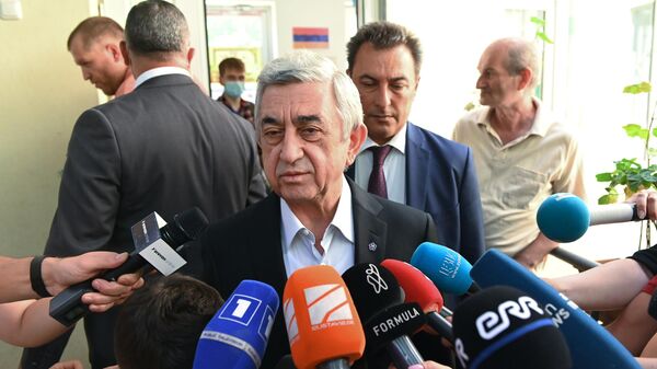 Экс-президент Армении Серж Саргсян общается с журналистами на одном из избирательных участков в Ереване