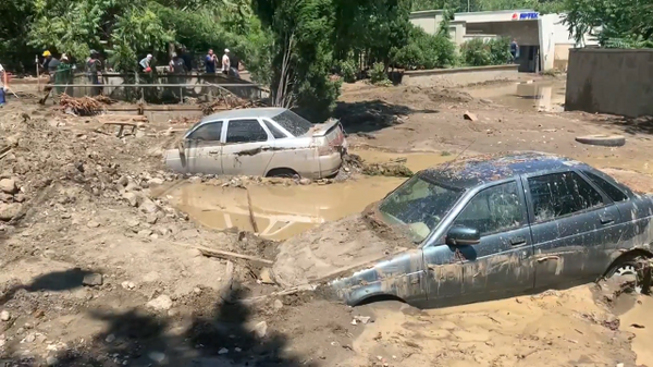 Буйство стихии в Крыму: ялтинцы разбирают последствия наводнения