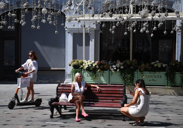 Девушки на Никольской улице в Москве