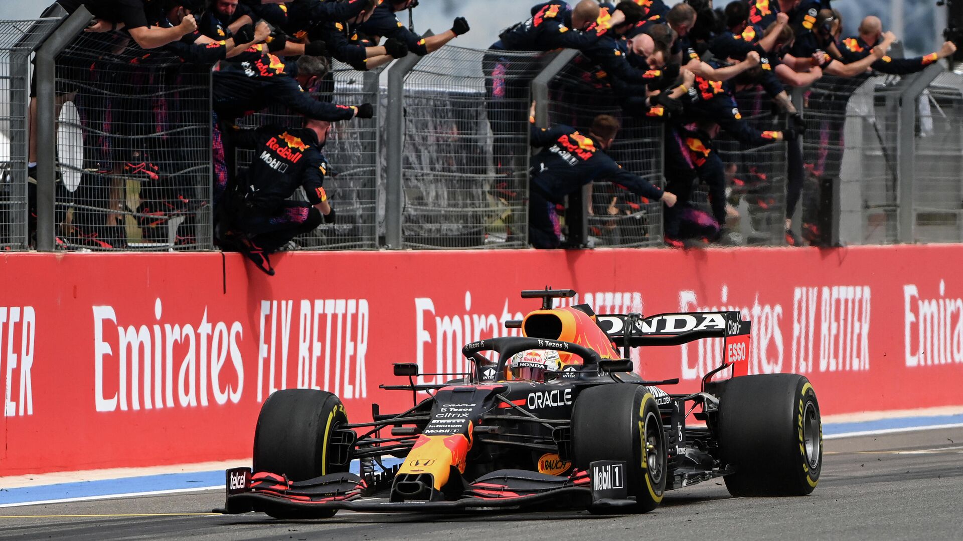 Red Bull's team members celebrate as winner Red Bull's Dutch driver Max Verstappen crosses the finish line during the French Formula One Grand Prix at the Circuit Paul-Ricard in Le Castellet, southern France, on June 20, 2021. (Photo by CHRISTOPHE SIMON / AFP) - РИА Новости, 1920, 20.06.2021