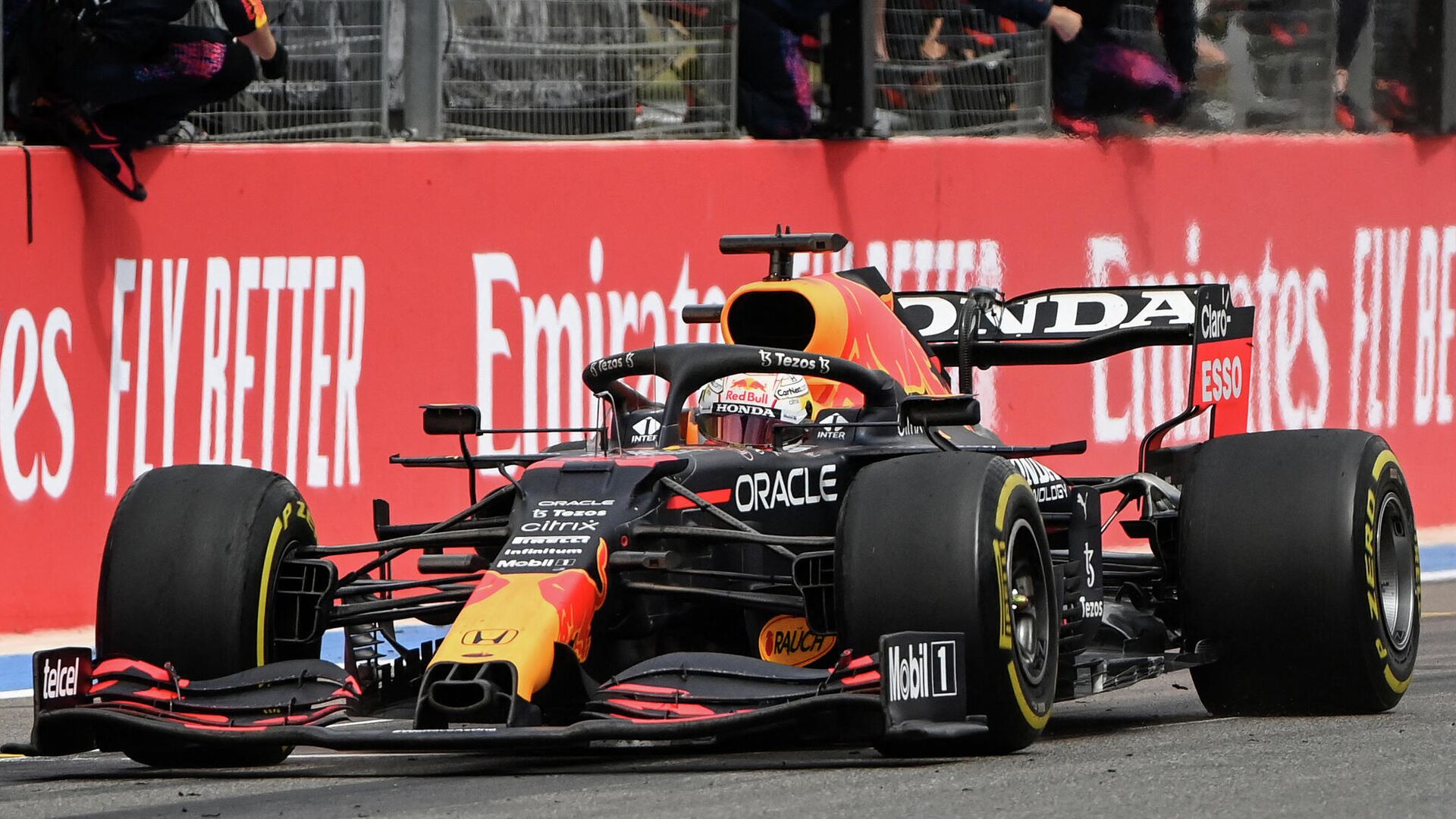 Red Bull's team members celebrate as winner Red Bull's Dutch driver Max Verstappen crosses the finish line during the French Formula One Grand Prix at the Circuit Paul-Ricard in Le Castellet, southern France, on June 20, 2021. (Photo by CHRISTOPHE SIMON / AFP) - РИА Новости, 1920, 20.06.2021