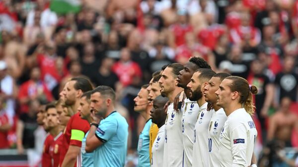 Футболисты сборных Франции и Венгрии перед началом матча ЕВРО-2020 в Будапеште