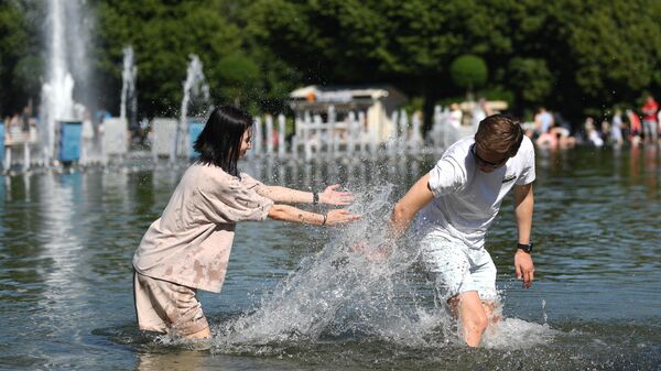 Отдыхающие в Парке культуры им. Горького в Москве в жаркую погоду